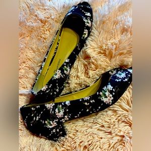 NWOT ladies floral kitten heal with peak-a-boo toe